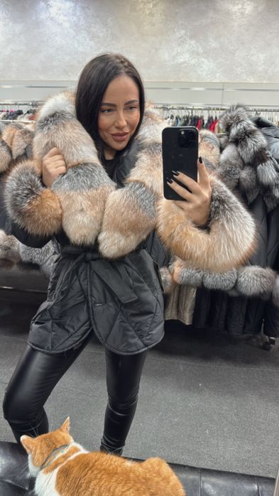 Geaca din fas impermeabil, accesorizata cu blana naturala premium
