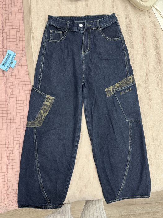 темно-синие джинсы