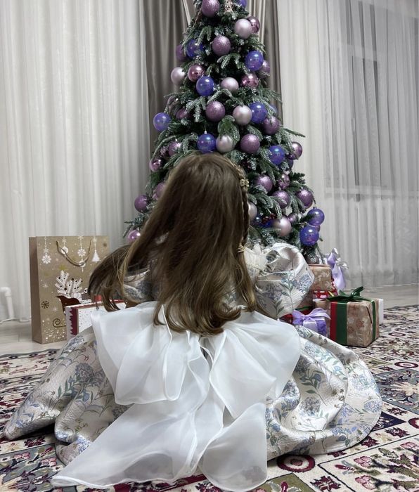 Потрясающее платье на девочку 100-115 см на 4-6лет