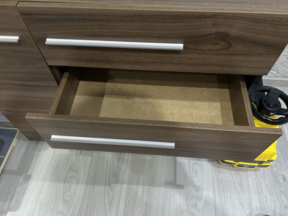 Продавам гланцов скрин с кабяв мат