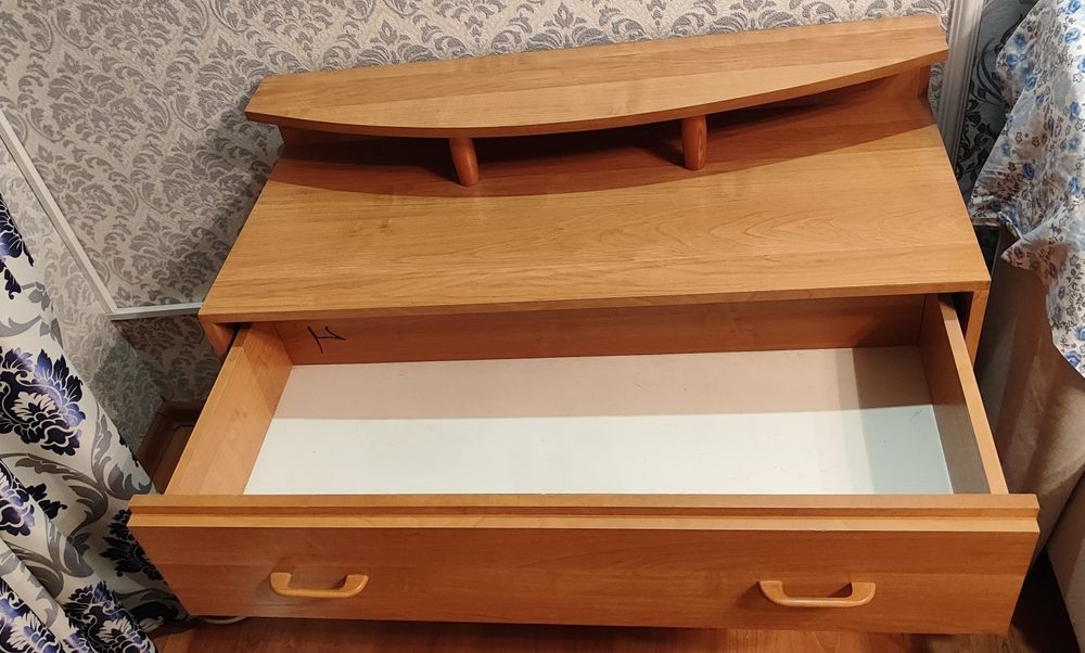 Продам комод с зеркалом