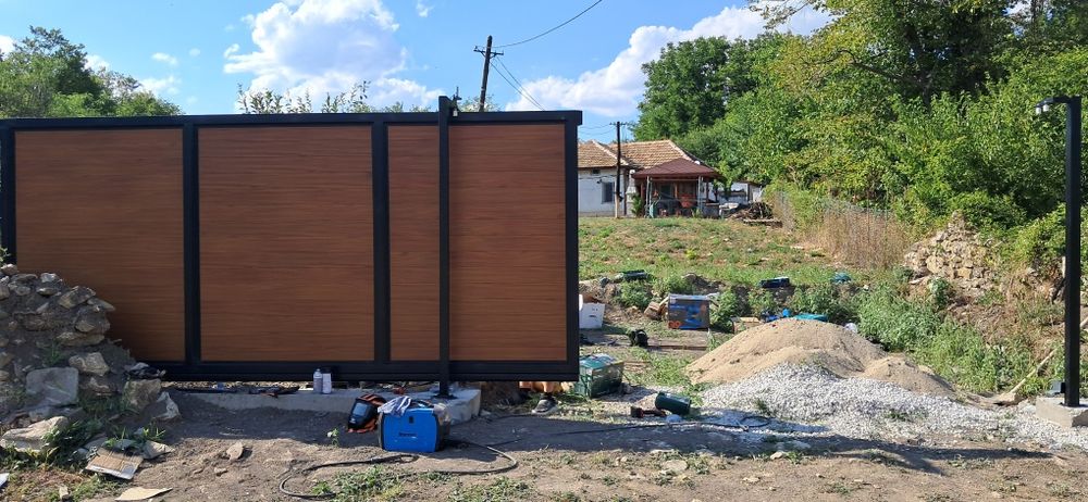 Продавам рафт за стена