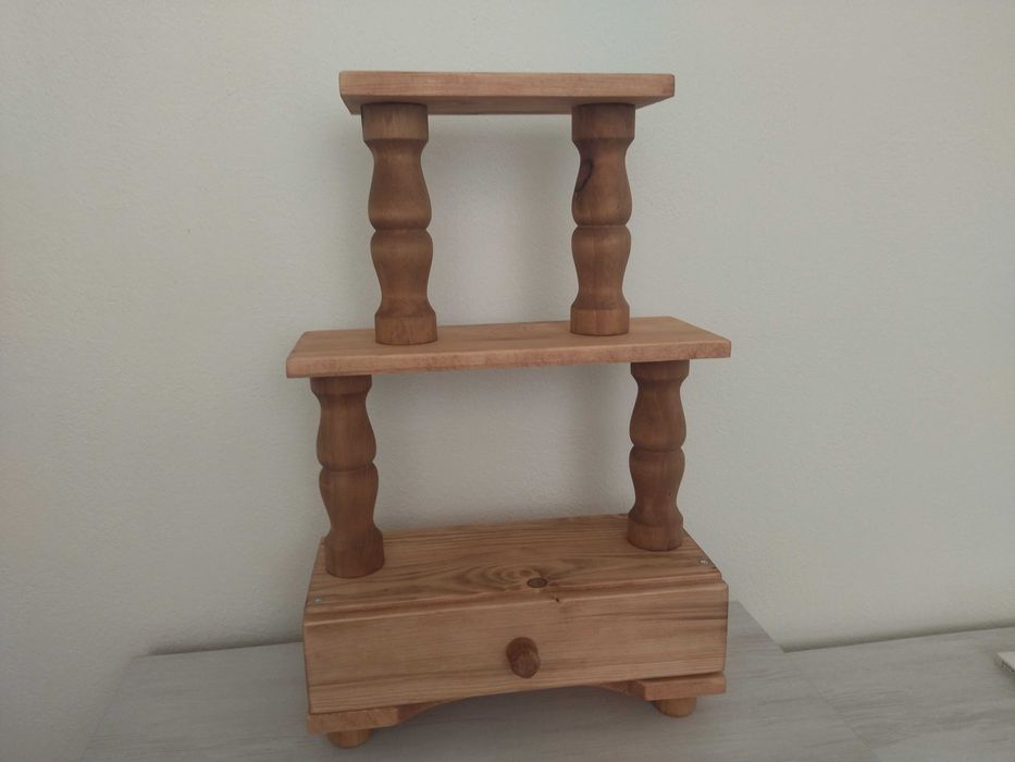 Дървена етажерка със струговани орнаменти !!!
