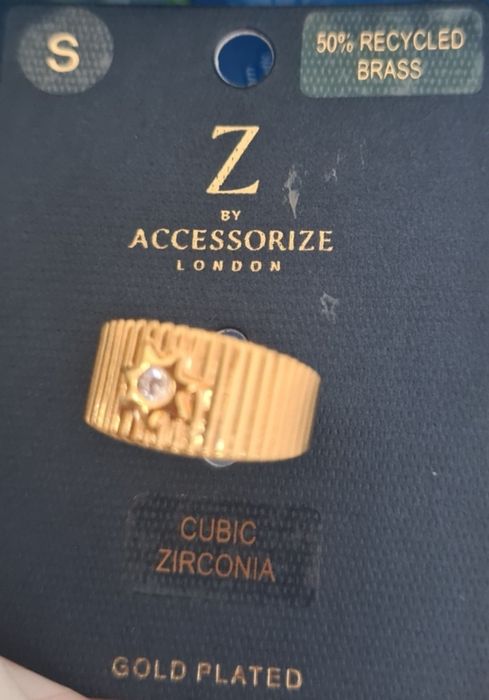 Нов дамски пръстен с камък, позлатен.