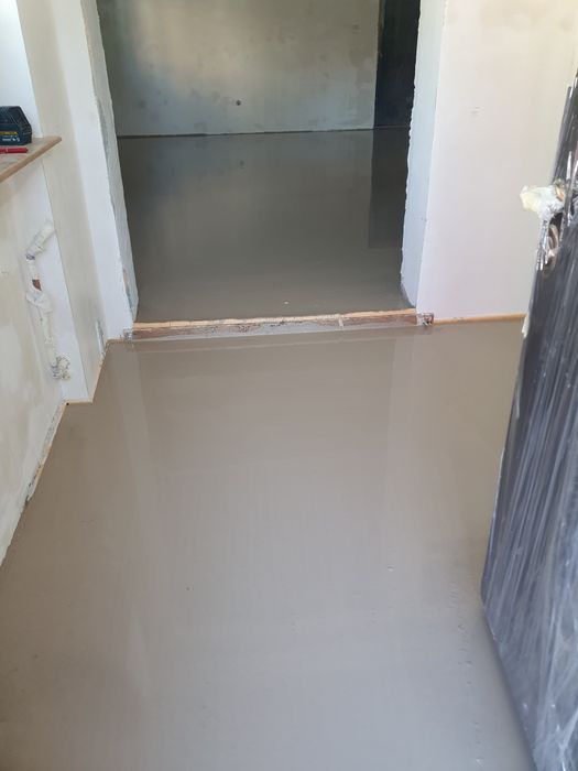 Sapa fluida de ipsos peste încălzire în pardoseala