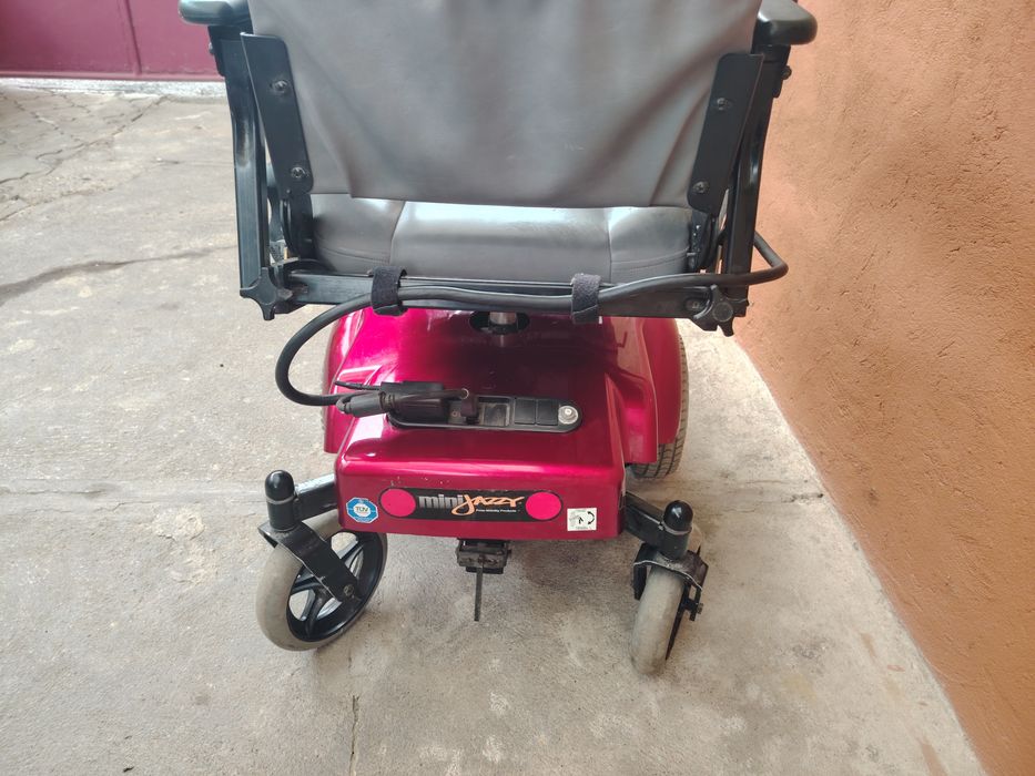 Scaun rotile electric