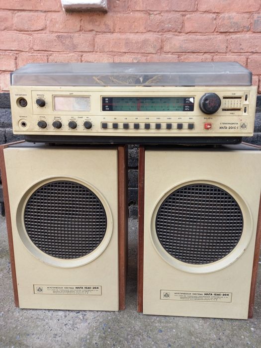 Продаётся радиола Илга с двумя колонками,требуется ремонт. Звоните- д.