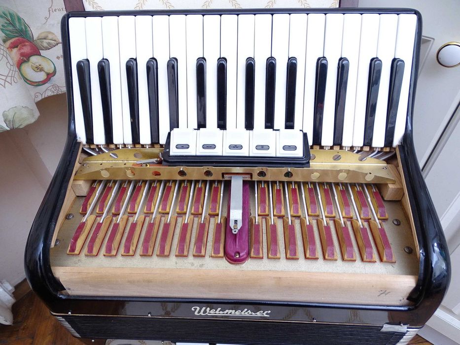 Много запазен стар акордеон Велтмайстер 60 баса