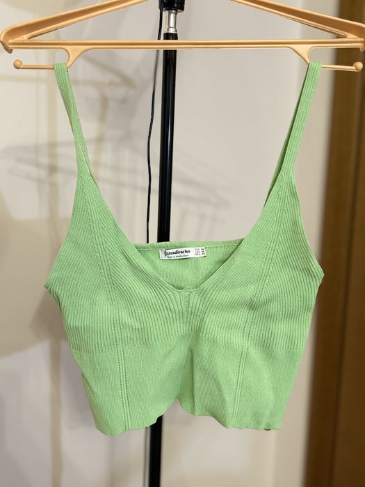 короткий зеленый топ STRADIVARIUS