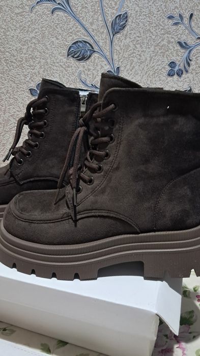 Продам ботинки новые,замша.