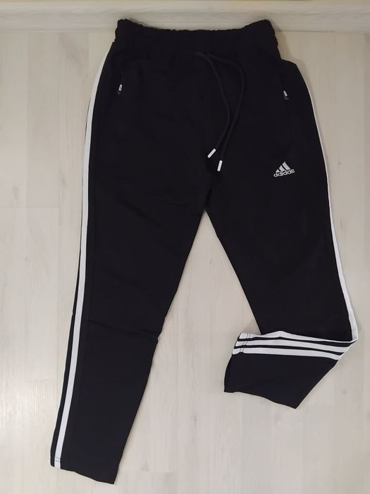 Vand pantaloni Nike si Adidas.