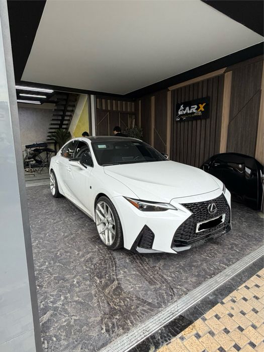 Lexus es 300 yili 2025