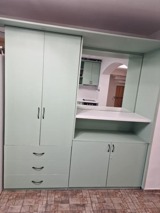 Голяма кухня в зелен цвят