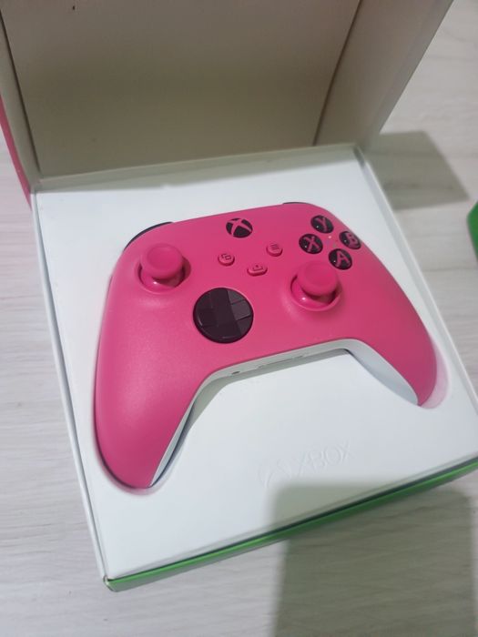 Vând 2 controllere Xbox IN GARANTIE NEFOLOSITE Verde și Roz