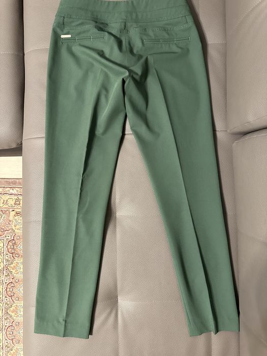 Брюки модного цвета