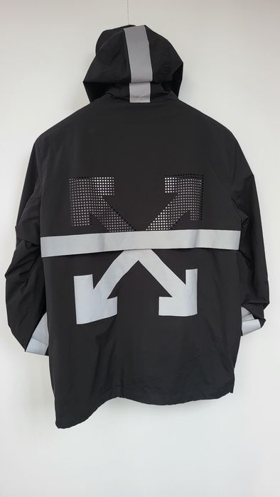 Geacă Moncler neagră cu glugă, model modern, stare foarte bună