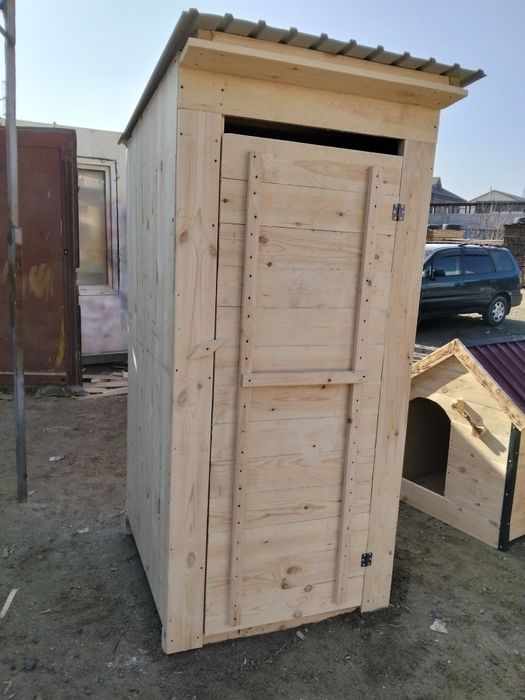Улищни туалет из деревя