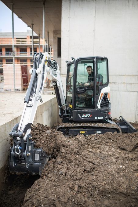 Buldoexcavator de inchiriat miniexcavator cu operator