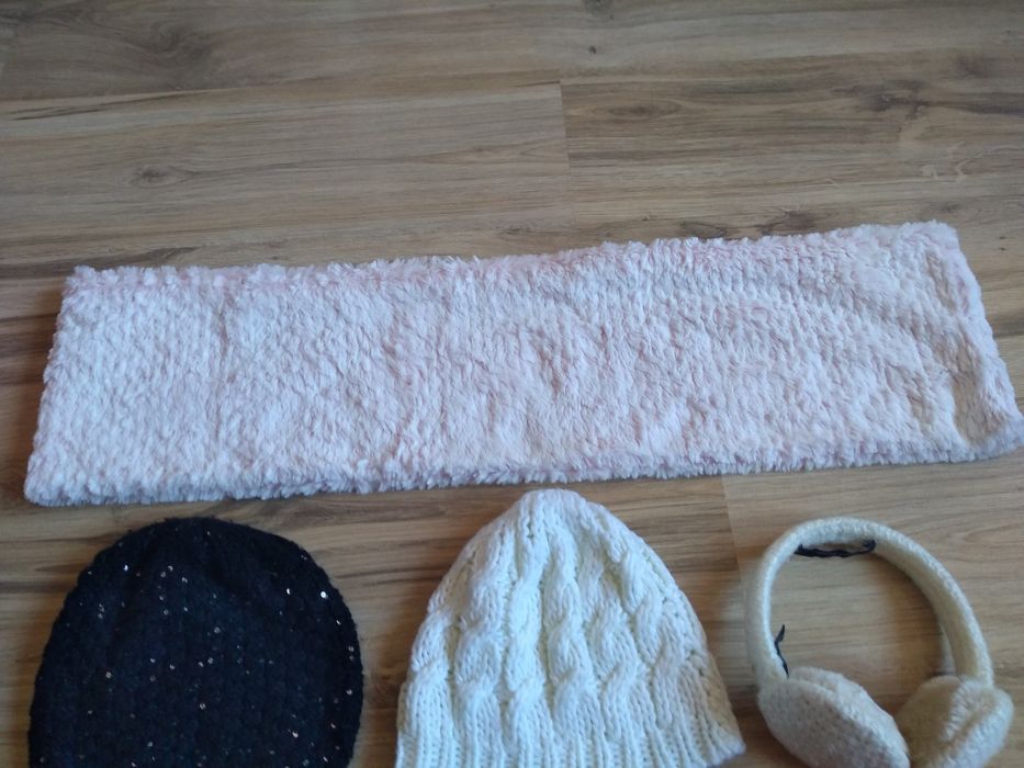 Лот от зимни шапки