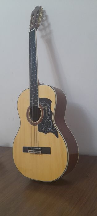 Gitara sotiladi, arzon narxda
