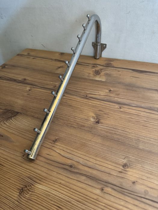 Настенные вешалки для магазинов.