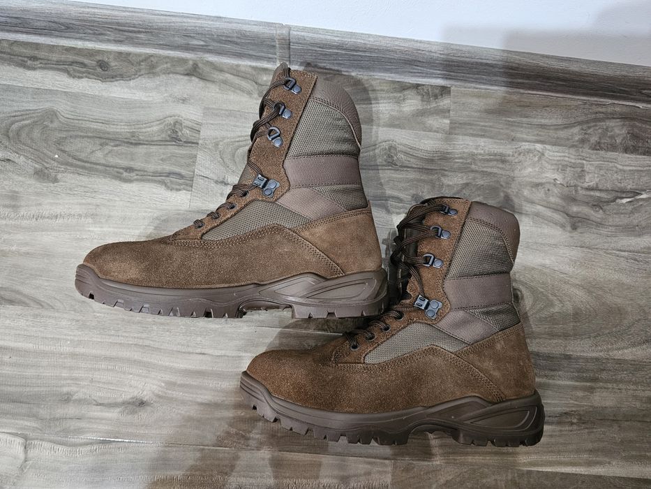 Bocanci Yds nr 42, dimensiune talpic 27,5 cm.