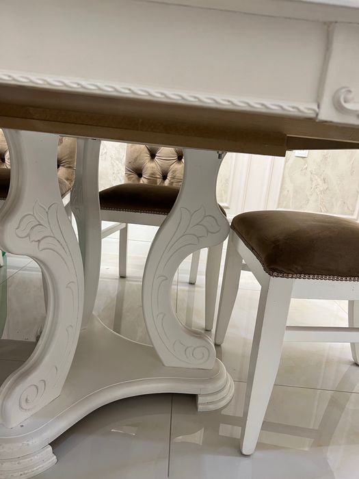 Стол и стулья из дерева