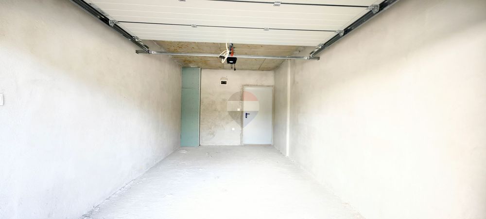 Две партерни съседни гаражни клетки за продажба, кв.Аспарухово, гр.Ва