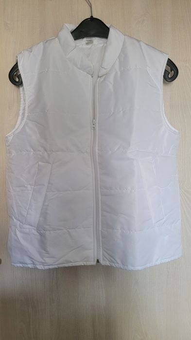 Елек бял с цип. .