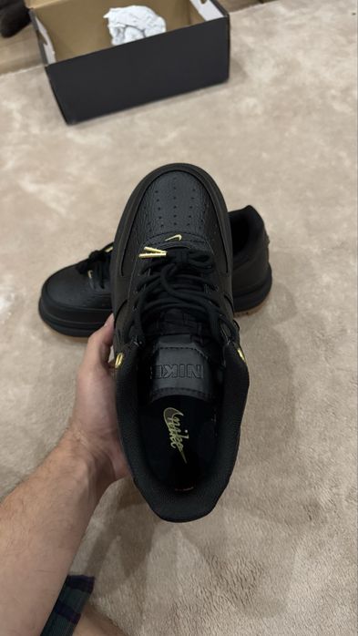 Nike Air Force ( черного цвета ).