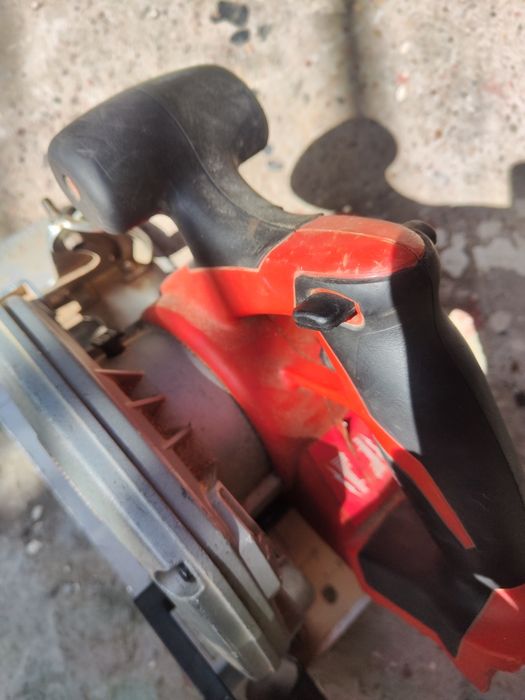 Vând circular de măna milwaukee