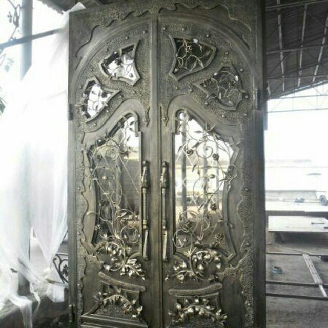 Изготовим по заказу металлические двери любой формы.