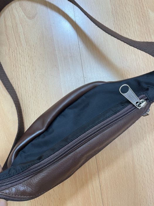 Eastpak кожена чанта за кръст