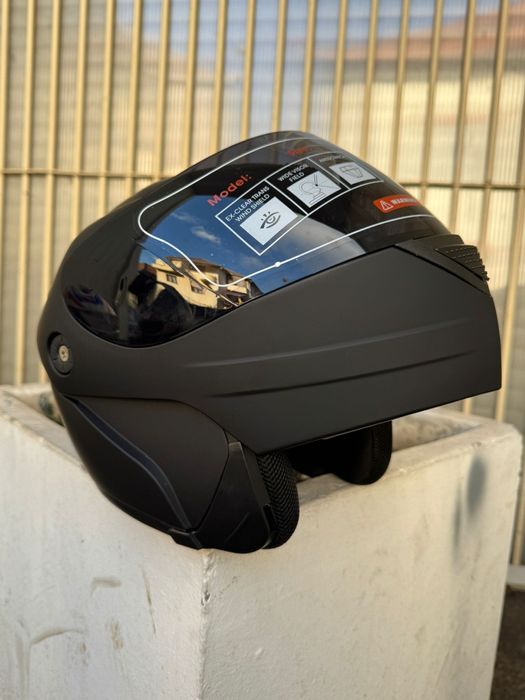 Casca flip-up cu viziera neagra si ochelari de soare negru