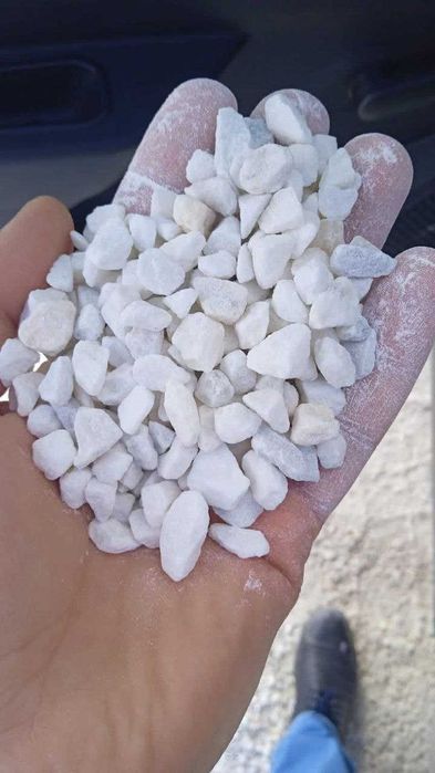 Белый щебень в мешках