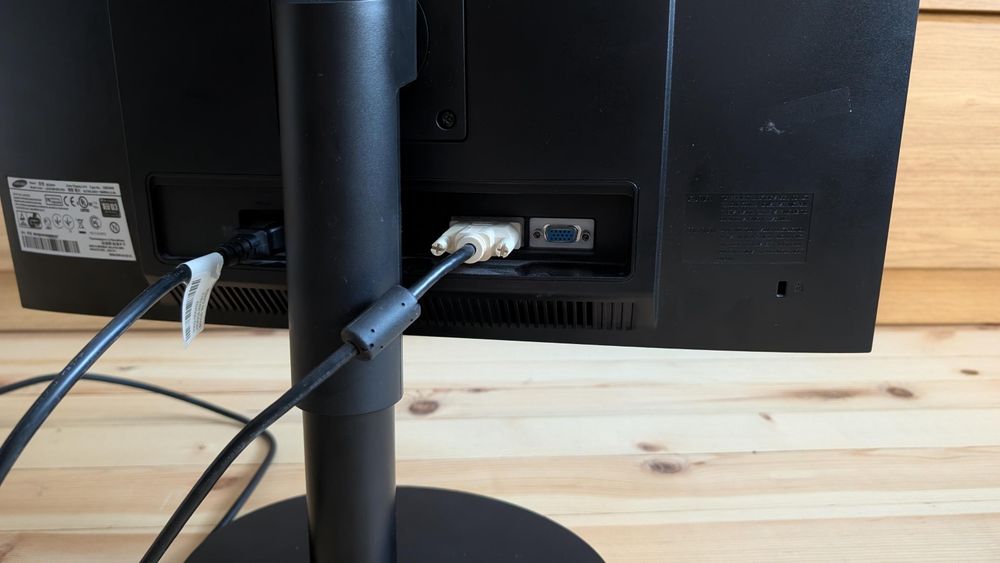 Samsung SyncMaster B2240 22" – запазен монитор, с кабели, без мъртви пиксели
