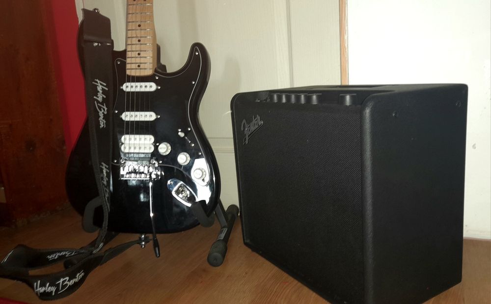 Set Chitară Electrică Squier HSS + amplificator Fender Mustang Lt25