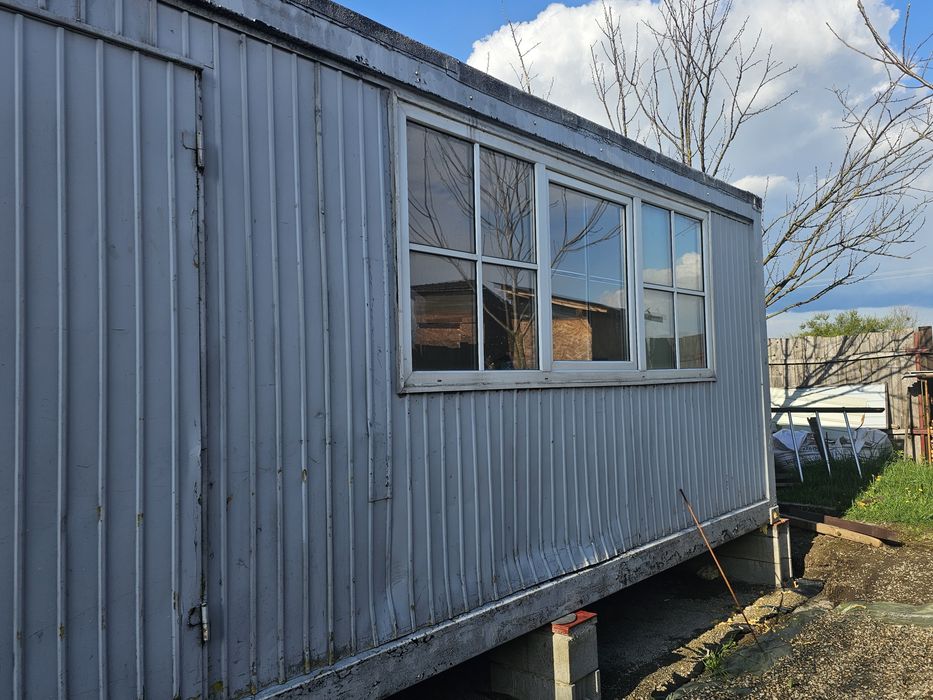 Termopan SH, ferestre cu sistem de rotobasculare, cu rulouri exterioare, un geam este format din 3 ochiuri, ușa este cu sistem de închidere,100/buc.