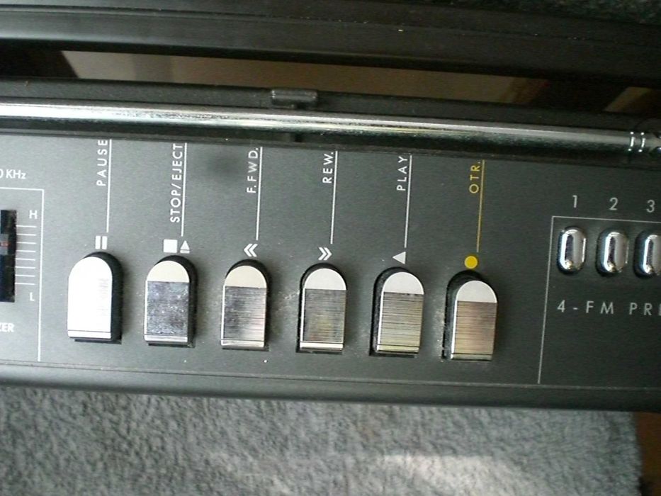 Касетофон GRUNDIG  работи радио и касетофон