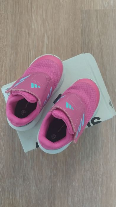 Маратонки и сандали Adidas