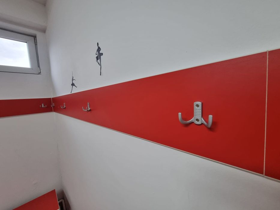 Vând băncuțe și cuiere de vestiar