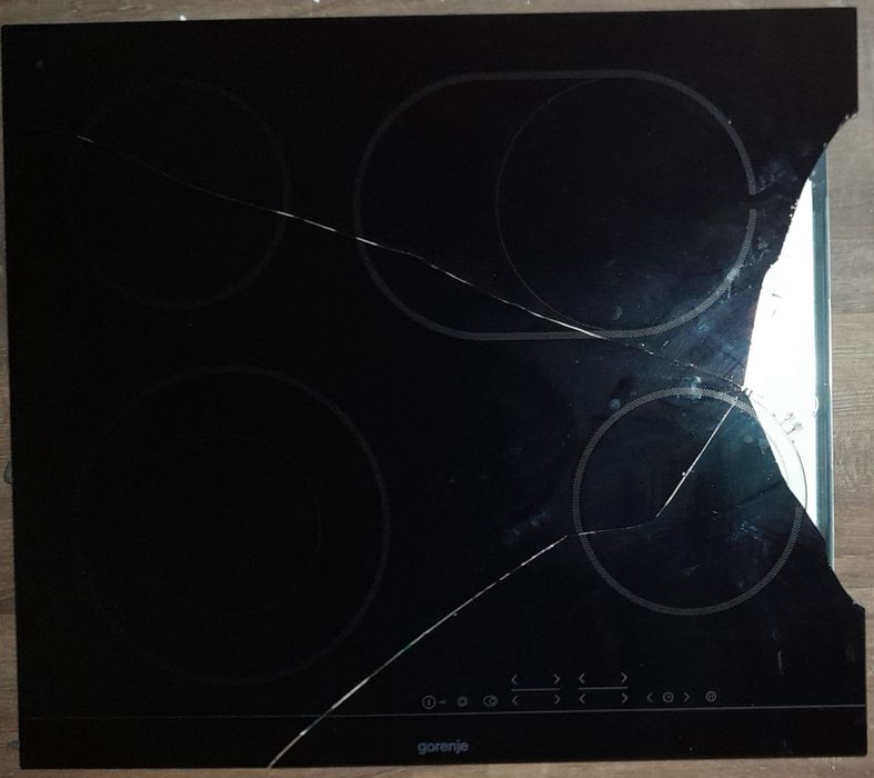 Стъклокерамичен плот Gorenje, функциониращ, със счупено стъкло,