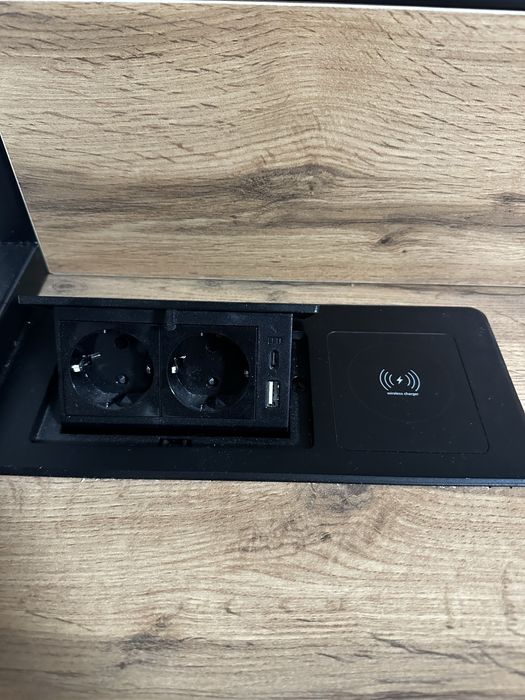 Деревянный стол с встроенной розеткой