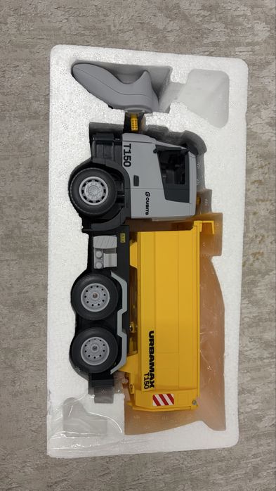 Грузовик на пульте управления