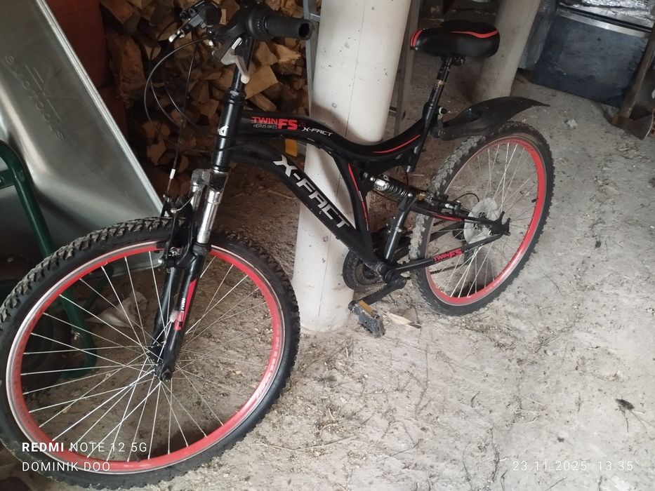 Vând bicicleta cu suspensii  aproape că noua