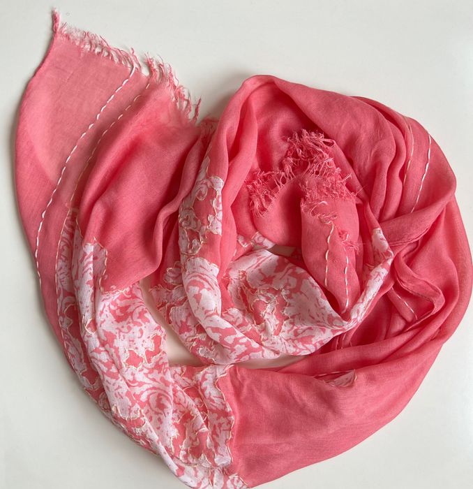 Разкошен розов шал Silvian Heach