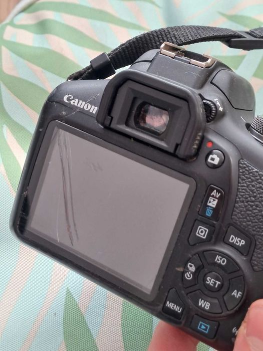 Цялостен комплект фотоапарат Canon EOS2000D / EF-S18-55mm EF 75-300mm