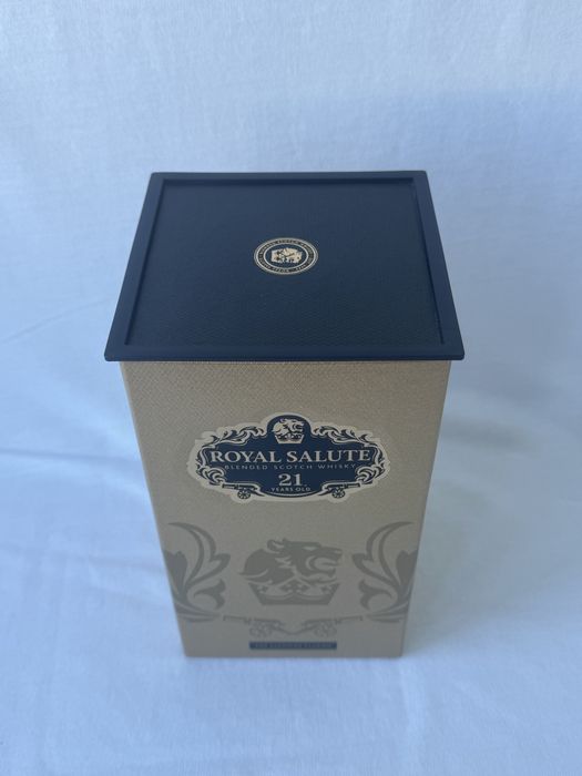 Празна бутилка и кутия от уиски Chivas Royal Salute 21 Year , Роял Салют Блендед