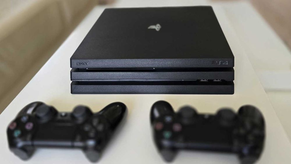 PlayStation 4 Pro / PS4 Pro 1TB с 2 контролера и игри