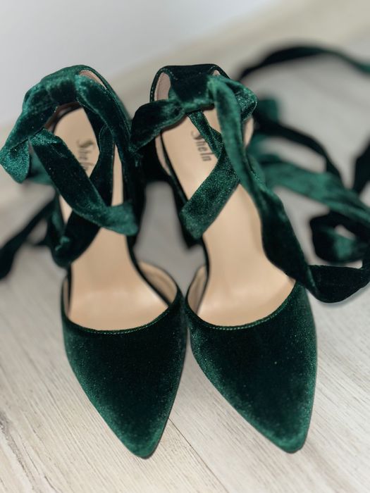 Зелени токчета от кадифе